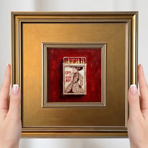Mini dipinto Matchbox – Piccola opera d'arte da parete con cornice, stampa di natura morta con scatola di fiammiferi vintage rosso bordeaux