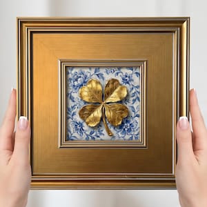 Minischilderij klavertje – klein ingelijste kunst, gouden geluksbedel, blauw-witte chinoiseriestillevenprint