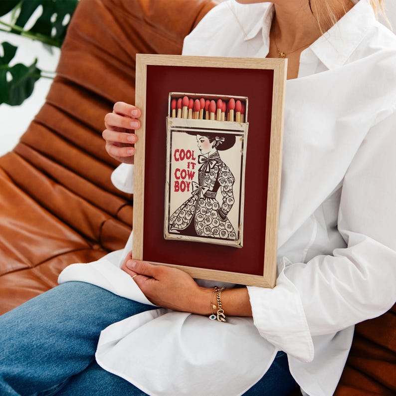 Bordeauxrode muurdecoratie – Cool It Cowboy Matchbox print, Americana decor afbeelding 3