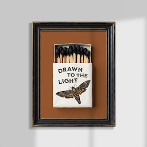 Atraído por la luz, impresión de caja de cerillas de polilla calavera - Póster de biblioteca gótica occidental, decoración de Halloween neutra, arte mural de galería de academia oscura