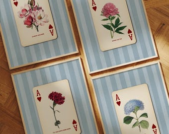 Poederblauwe speelkaartkunst met bloemen – Ace of Hearts Gallery Wall Set van 4, Cottagecore Southern Decor Preppy Country Club-stijl Omacadeau