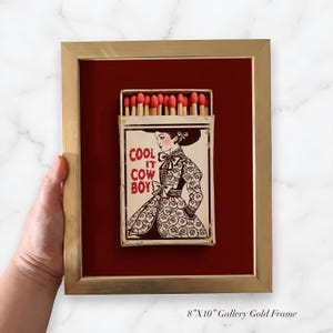 Bordeauxrode muurdecoratie – Cool It Cowboy Matchbox print, Americana decor afbeelding 6