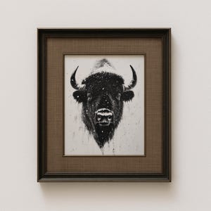 雪の中のバイソンのスケッチ – 白黒木炭画、ミニマルな男性的な壁アート、ニュートラルな牧場風インテリア、アメリカ西部の野生動物の冬のプリント