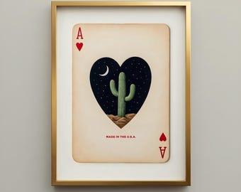 Op de afbeelding: Ingelijste kunstafdruk van een harten aas speelkaart. De kaart heeft een hartvormige uitsparing die een woestijnscène met een cactus, maan en sterren onthult. De tekst "MADE IN THE U.S.A." staat onderaan afgedrukt.