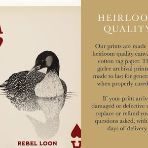 Puede incluir: Un dise&ntilde;o de carta de juego con un As de Corazones y una ilustraci&oacute;n en blanco y negro de un colimbo en el agua. El texto dice: HEIRLOOM QUALITY. Nuestras impresiones est&aacute;n hechas de lienzo y papel de algod&oacute;n de calidad. REBEL LOON aparece abajo.