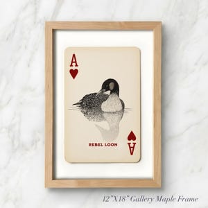 Puede incluir: Una impresi&oacute;n enmarcada de 30 cm por 46 cm de una carta de juego con una ilustraci&oacute;n en blanco y negro de un colimbo en el agua. La carta tiene una letra A roja y un coraz&oacute;n en las esquinas, con el texto REBEL LOON impreso debajo.