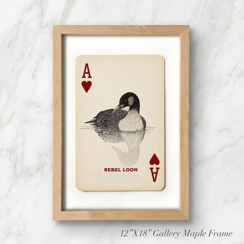 Puede incluir: Una impresi&oacute;n enmarcada de 30 cm por 46 cm de una carta de juego con una ilustraci&oacute;n en blanco y negro de un colimbo en el agua. La carta tiene una letra A roja y un coraz&oacute;n en las esquinas, con el texto REBEL LOON impreso debajo.