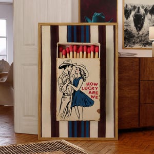 Jak szczęśliwi jesteśmy, zapałczany nadruk | Niebieski i czerwony retro wózek barowy Sztuka fajna sztuka kowbojska Duża sztuka ścienna Arizona Southwestern Decor Prezent dla par