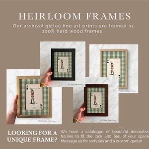K&ouml;nnte beinhalten: Vier gerahmte Archiv-Gicl&eacute;e-Kunstdrucke mit einer Kreuz-Ass-Spielkarte und einer Golfer-Illustration auf gr&uuml;n-wei&szlig; kariertem Hintergrund. Die Rahmen sind in den Holzoberfl&auml;chen Gold, Schwarz, Ahorn und Walnuss erh&auml;ltlich.