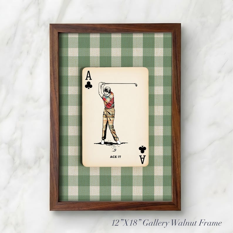 K&ouml;nnte beinhalten: Ein 30,48 cm mal 45,72 cm gro&szlig;er Walnussrahmen mit einer Spielkarte, die einen Golfer, den Text ACE IT und Kreuz-Symbole zeigt. Die Karte liegt auf einem gr&uuml;n-wei&szlig;en Vichy-Karo-Hintergrund. Der Rahmen ist mit 12"X18" Gallery Walnut Frame beschriftet.