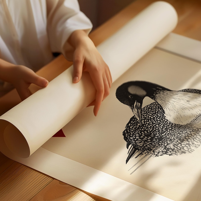 Puede incluir: Un gran rollo de papel de color blanco roto que presenta una ilustraci&oacute;n detallada en tinta negra de un colimbo. El ave est&aacute; representada de perfil con intrincados patrones de plumas y un pico afilado. El papel est&aacute; parcialmente desenrollado.