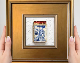 Mini cuadro Cool It Cowboy – Cuadro pequeño enmarcado, estilo vintage azul y blanco con forma de caja de cerillas, decoración del oeste.