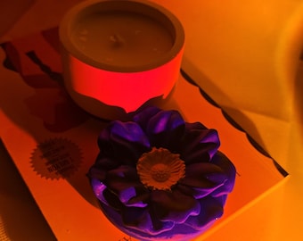 Handgjort doftljus av soja med blå blomdekor | Naturligt och veganskt | Unik present till hemmet