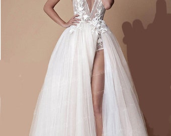Brautkleid nach Maß, auf Bestellung gefertigt, Brautkleid in Weiß, modische florale Spitzenapplikation, hoher Beinschlitz, tiefer V-Ausschnitt