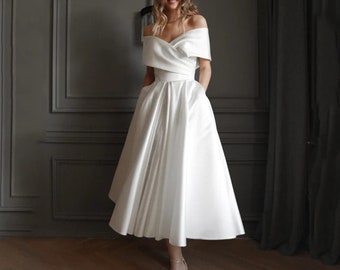 Braut Hochzeitskleid Benutzerdefinierte Größe Midi Weiß Satin Rüschen A-Line Silhouette mit Taschen Criss-Cross Front Trägerloses Kleid