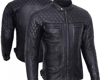 Pode incluir: Casaco de couro preto com um padrão de diamante acolchoado nos ombros e braços superiores. O casaco tem uma gola alta, um fecho de correr frontal e dois bolsos no peito com fecho de correr. Também possui cintas laterais ajustáveis e punho abotoado.