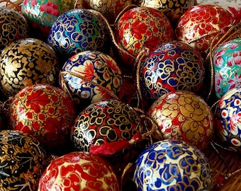 Handmade Papier-Mâché Christmas Bauble: Floral Painted Ornament, India (1 inch)