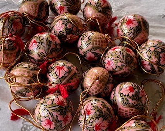 Handmade Papier-Mâché Christmas Ball Ornament: Pink & Gold Floral, India