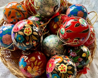 Handmade Papier-Mâché Christmas Ball Ornaments: Hand-Painted Floral Bauble, India