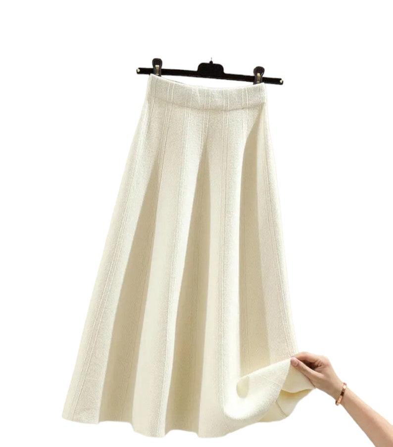 jupe pull tricoté mi longue à rayures monochromes pour femme , automne hiver , collection 2024 image 4