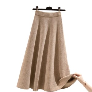 jupe pull tricoté mi longue à rayures monochromes pour femme , automne hiver , collection 2024 image 2