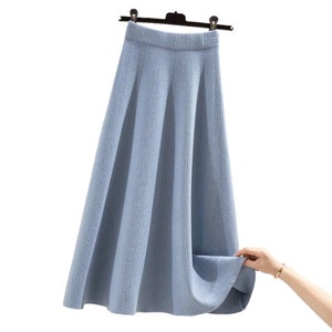jupe pull tricoté mi longue à rayures monochromes pour femme , automne hiver , collection 2024 image 3