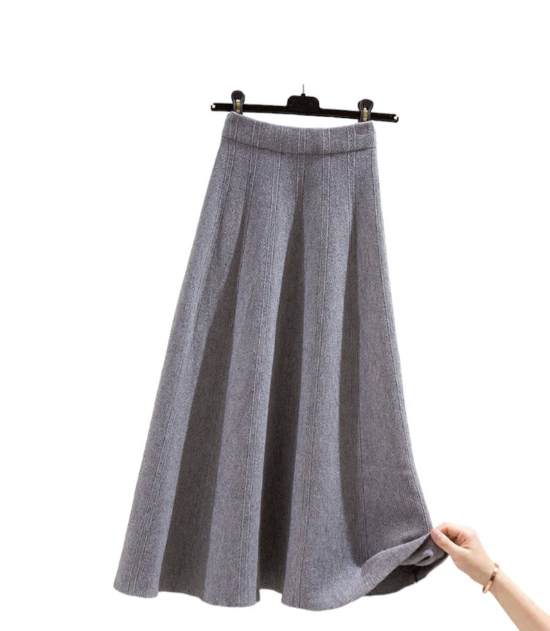 jupe pull tricoté mi longue à rayures monochromes pour femme , automne hiver , collection 2024 image 7