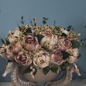 Elegant seashell floral arrangement in seahorse planter