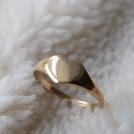 Vintage 9ct yellow gold heart signet ring - image 2