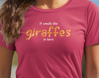 It Smells Like Giraffes In Here Funny T-Shirt with Giraffe Print Letter Unisex Tee