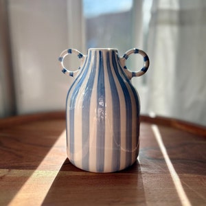 Gestreifte Vase mit Henkeln I blau, weiß I skandinavisch I gestreift I Blumenvase I Wohnungseinrichtung Bild 1