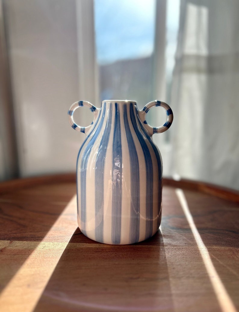 Gestreifte Vase mit Henkeln I blau, weiß I skandinavisch I gestreift I Blumenvase I Wohnungseinrichtung Bild 1