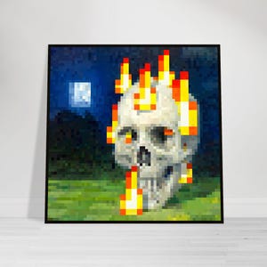 Könnte beinhalten: Pixeliger Kunstdruck eines Schädels mit Flammen. Das Kunstwerk zeigt einen weißen Schädel mit orangefarbenen und gelben Flammen. Der Hintergrund umfasst einen blauen Himmel, einen Vollmond und grünes Gras.