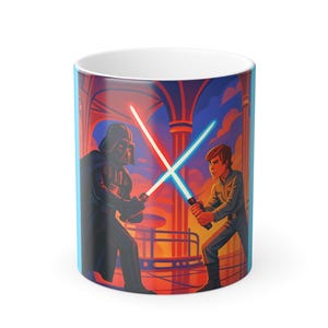 Puede incluir: Taza de cerámica blanca con una escena de Star Wars con Darth Vader y Luke Skywalker luchando con sables de luz. El diseño incluye una combinación de colores rojo y azul con un fondo de puesta de sol. La taza tiene un borde azul claro.