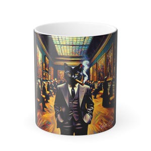 Puede incluir: Taza de cerámica blanca con un diseño de un gato negro con traje, fumando un cigarro, en una galería de arte. La taza tiene un diseño envolvente con una ilustración detallada y colorida. La taza tiene un acabado brillante.