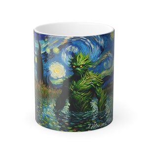 Puede incluir: Una taza de cerámica blanca con una ilustración colorida de un monstruo verde en un cuerpo de agua. El fondo es un cielo azul y amarillo con estrellas. El texto "Monster's" es visible en la parte inferior de la taza.