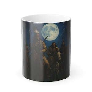 Puede incluir: Taza de cerámica blanca con un diseño de temática nativa americana. La obra de arte representa figuras nativas americanas a caballo bajo la luna llena. La taza tiene un interior negro y un exterior blanco.