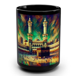 Peut inclure: Mug en céramique noire avec une représentation artistique colorée de la Masjid al-Haram à La Mecque. Le design comprend la Kaaba, les minarets et les structures environnantes, sur un fond multicolore vibrant.
