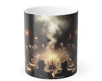 Könnte beinhalten: Weiße Keramik-Kaffeetasse mit einer detaillierten Illustration von Männern, die um einen Tisch sitzen, der von Kerzen beleuchtet und von Rauch umhüllt ist. Die Szene erzeugt ein Gefühl von Geheimnis und Intrige.