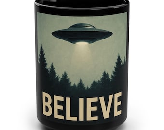 BELIEVE - UFO Waldszene Schwarze Kaffeetasse (15 Unzen)