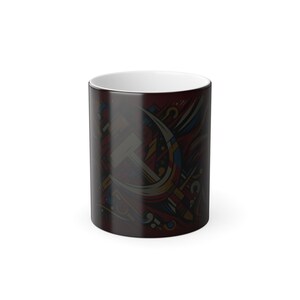 Mugg med livfulla färger som förvandlas till hammare och skära - Sovjetisk designkonst bild 5