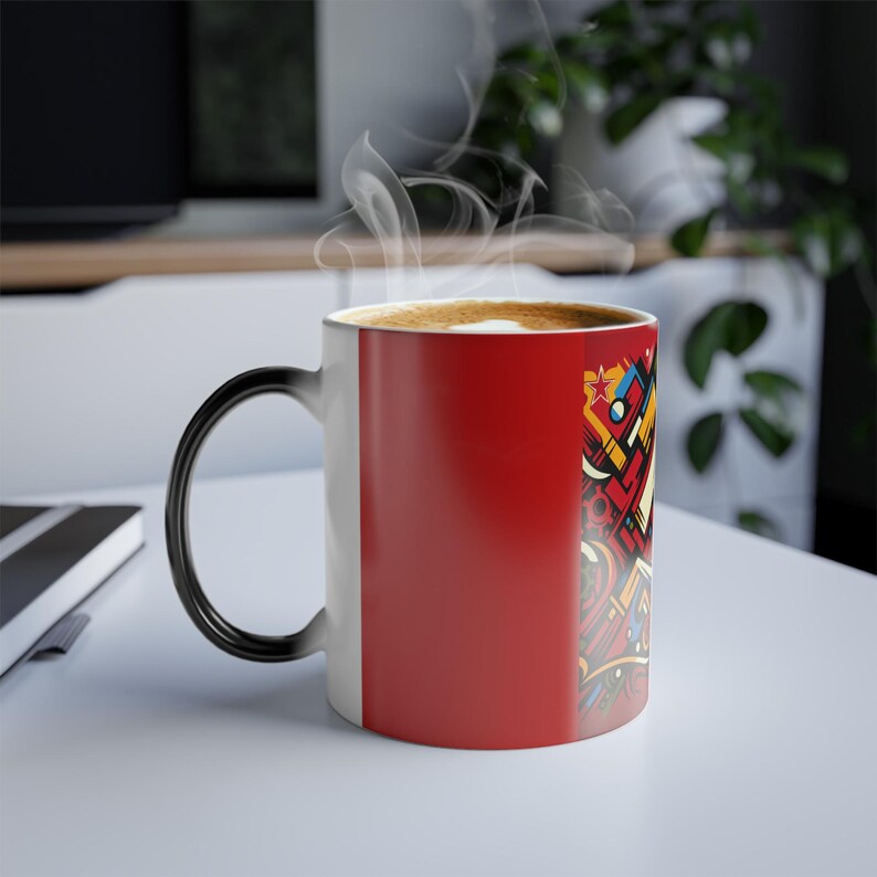 Mugg med livfulla färger som förvandlas till hammare och skära - Sovjetisk designkonst bild 6