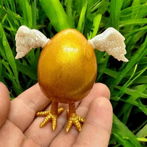 Gouden ei met voeten - handgemaakt paaseibeeldje, uniek fantasielentedecor, grappig boekenplankdecor, OOAK collectible paascadeau