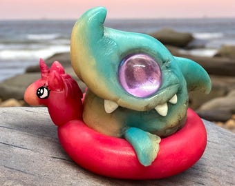 ヨシキリザメ、楽しい魚のアート、ベビーサメのおもちゃ、ベビーサメのおもちゃ、サメ好きへのギフト、魚のアート作品、海の保育園の装飾、手作りの彫刻、ポリマー粘土