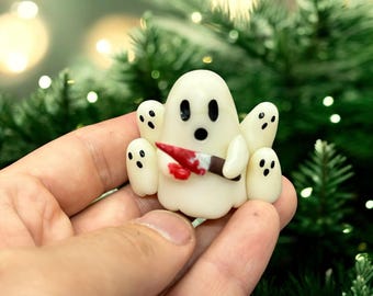 Miniatura de fantasma, adorable y espeluznante adorno de escritorio de arcilla polimérica, criatura de bolsillo coleccionable de fantasía, decoración fantasmal para estantería, regalo de amigo invisible