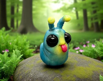 Freche Zunge-raus Wurm Figur, gruselig-süße Fee aus Polymer Clay, handgemachte Mini Monster Skulptur, wunderliches Sammlerstück für Freund