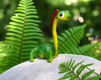 Bonita figura de dinosaurio verde, hecha a mano en arcilla polimérica, escultura de fantasía, decoración única para estanterías, regalo perfecto para coleccionistas y amantes de los dinosaurios.