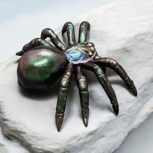 Figura de araña saltadora, juguete de arcilla hecho a mano, adorable monstruo coleccionable, decoración de animal espeluznante, regalo gótico, decoración artesanal única de araña