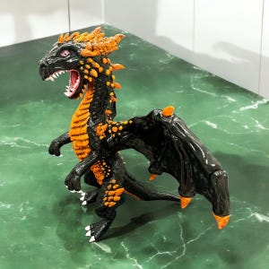 Gearticuleerd standbeeld van gevleugelde zwarte draak polymeerklei, handgemaakt cadeau voor drakenliefhebber