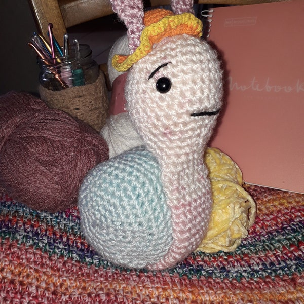 Peluche escargot avec son petit chapeau fait à la main au crochet